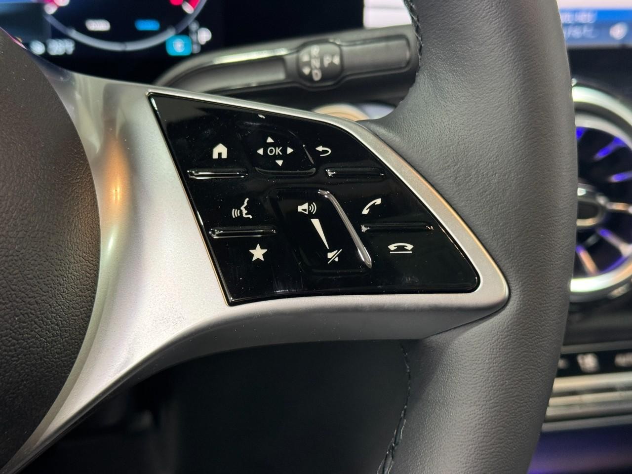 Mercedes-Benz GLB Vehicle Full-screen Gallery Image 32