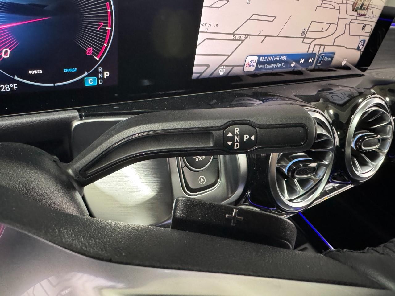 Mercedes-Benz GLB Vehicle Full-screen Gallery Image 34