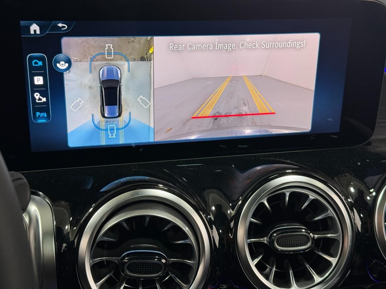 Mercedes-Benz GLB Vehicle Full-screen Gallery Image 35