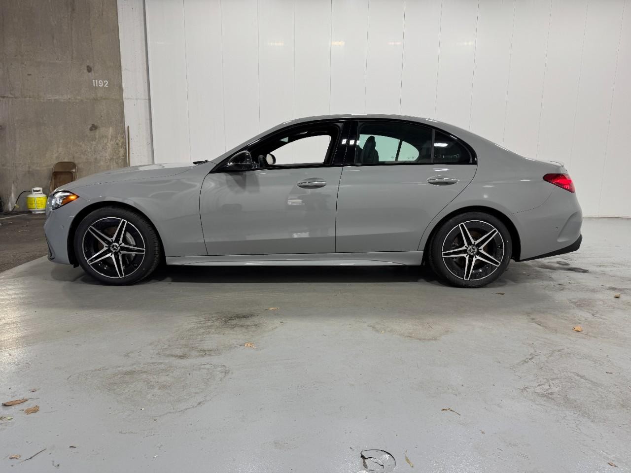 Mercedes-Benz C-Class Vehicle Full-screen Gallery Image 2