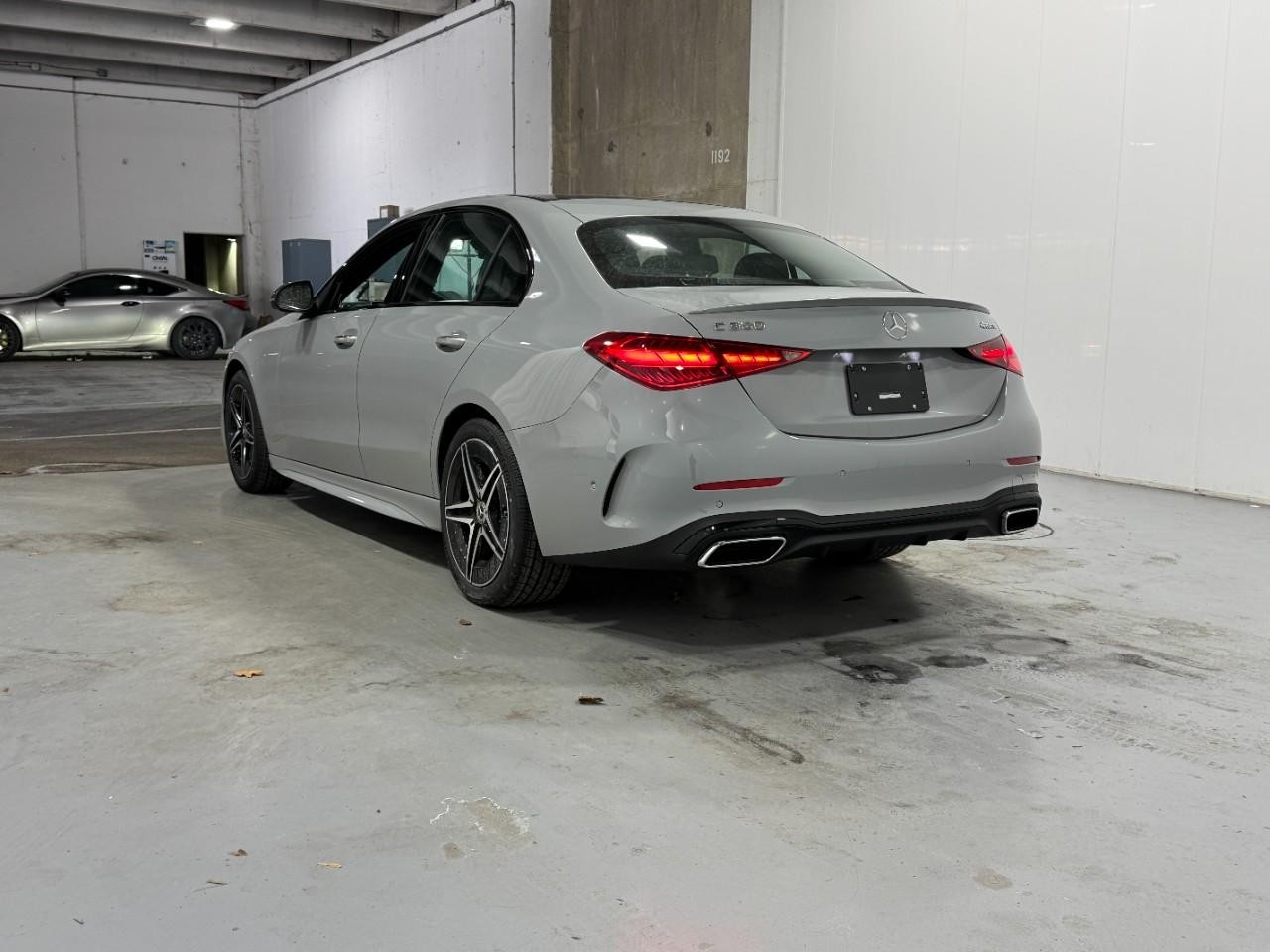 Mercedes-Benz C-Class Vehicle Full-screen Gallery Image 3