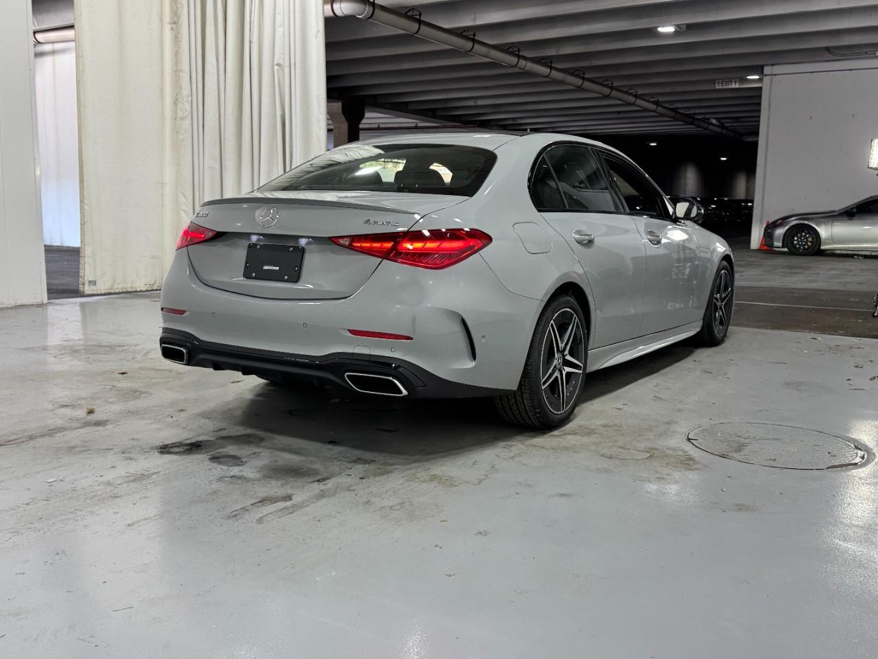 Mercedes-Benz C-Class Vehicle Full-screen Gallery Image 4