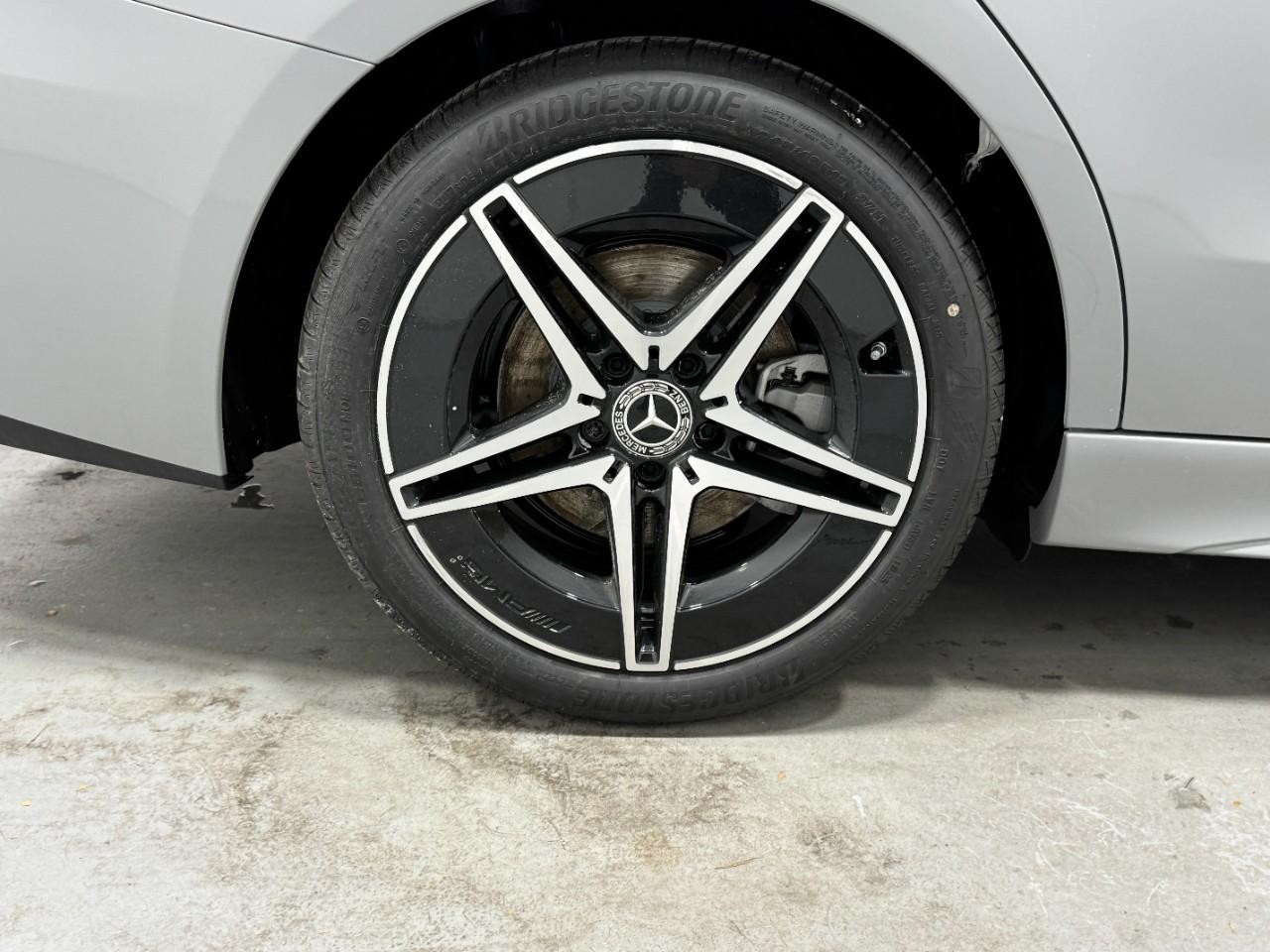 Mercedes-Benz C-Class Vehicle Full-screen Gallery Image 5