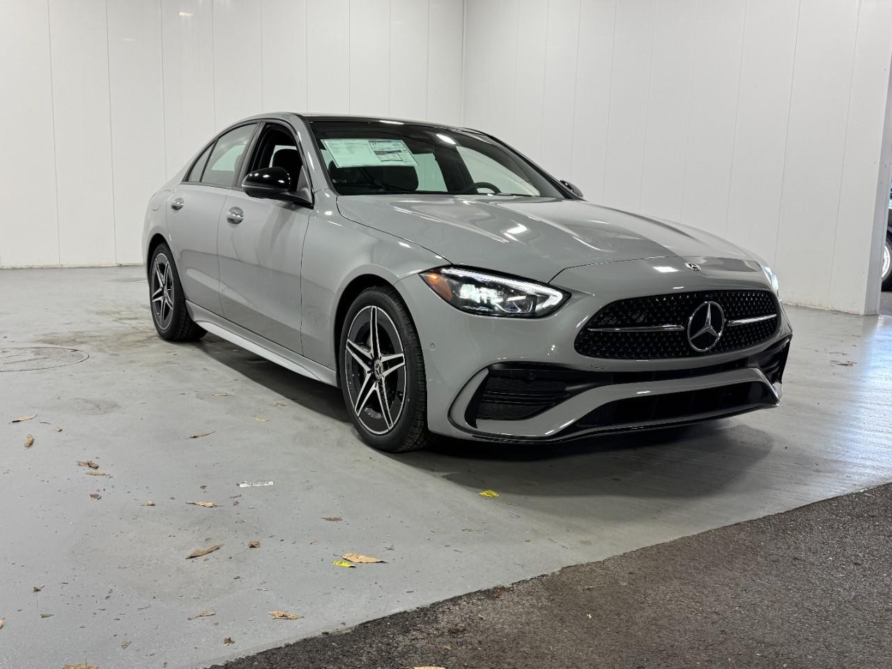 Mercedes-Benz C-Class Vehicle Full-screen Gallery Image 6