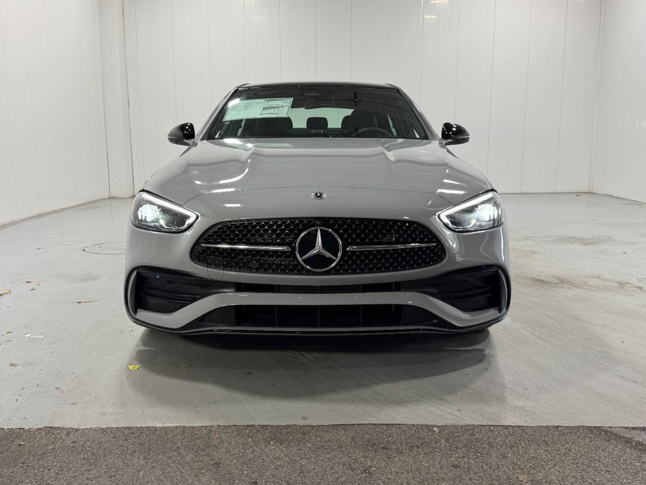 Mercedes-Benz C-Class Vehicle Full-screen Gallery Image 7