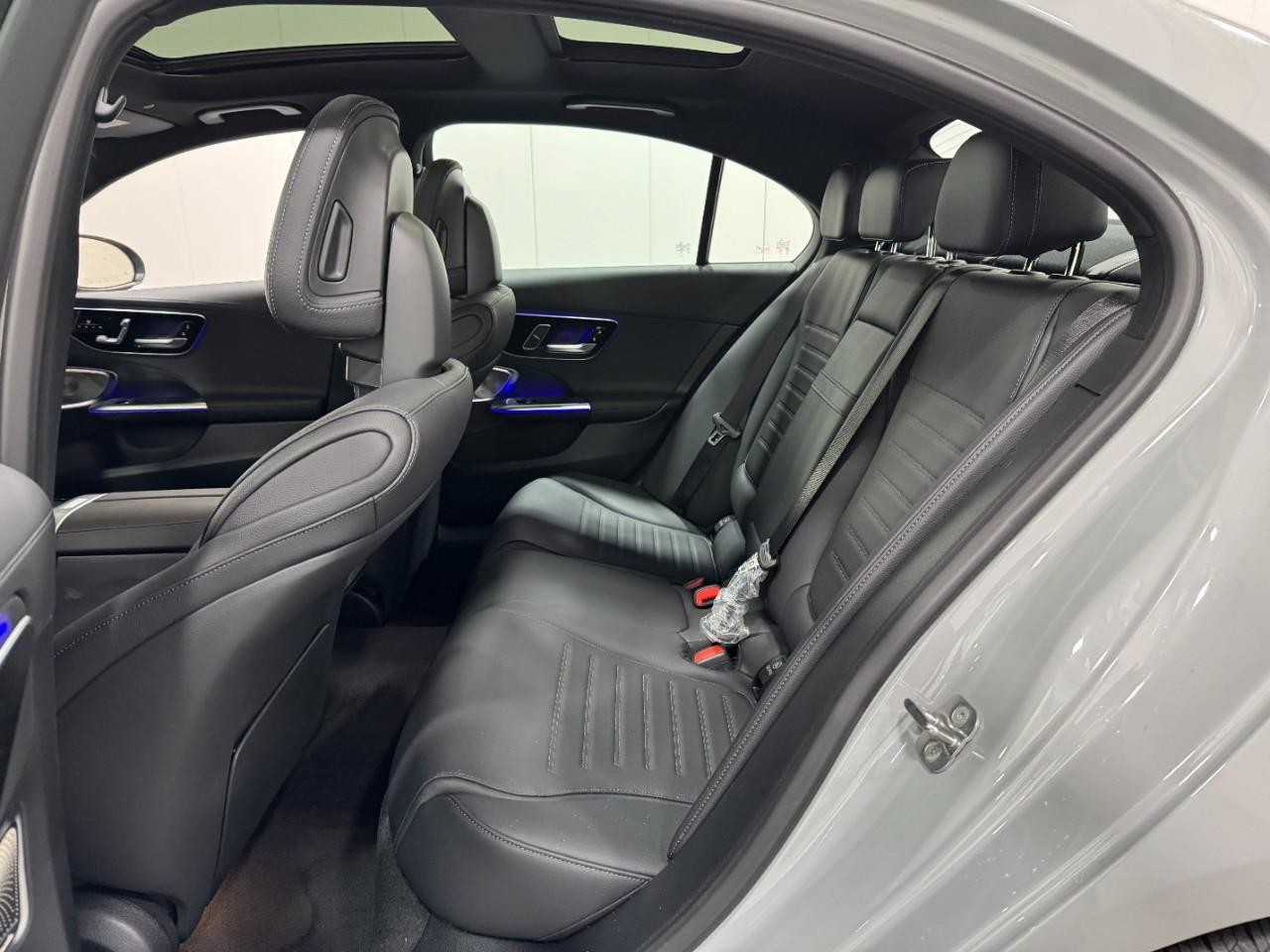 Mercedes-Benz C-Class Vehicle Full-screen Gallery Image 8