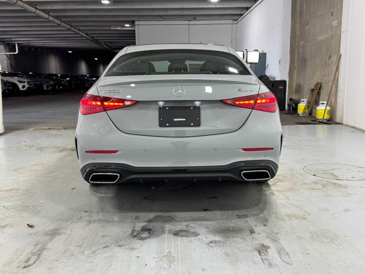 Mercedes-Benz C-Class Vehicle Full-screen Gallery Image 9