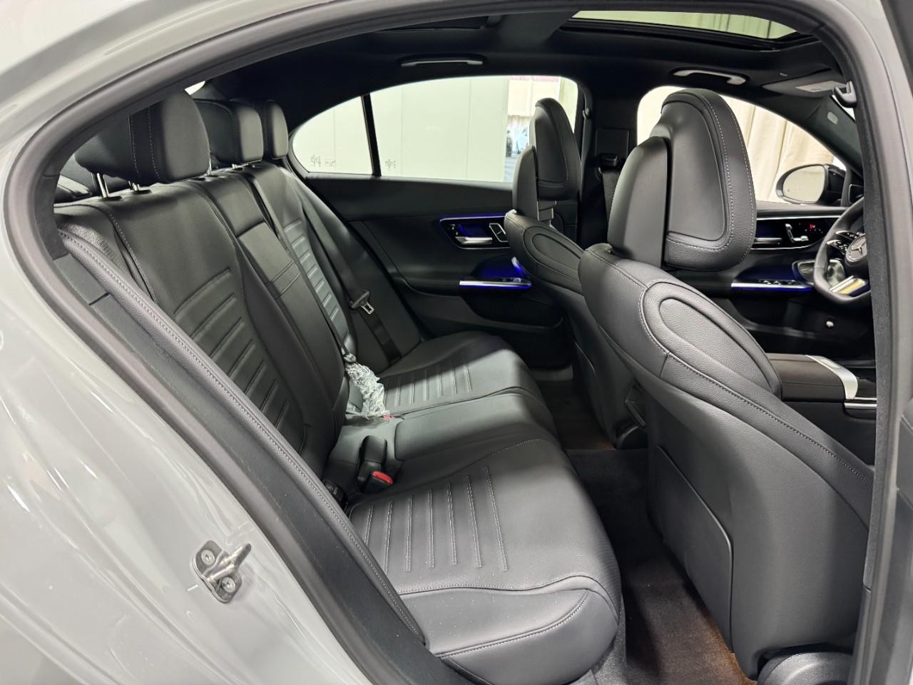 Mercedes-Benz C-Class Vehicle Full-screen Gallery Image 10