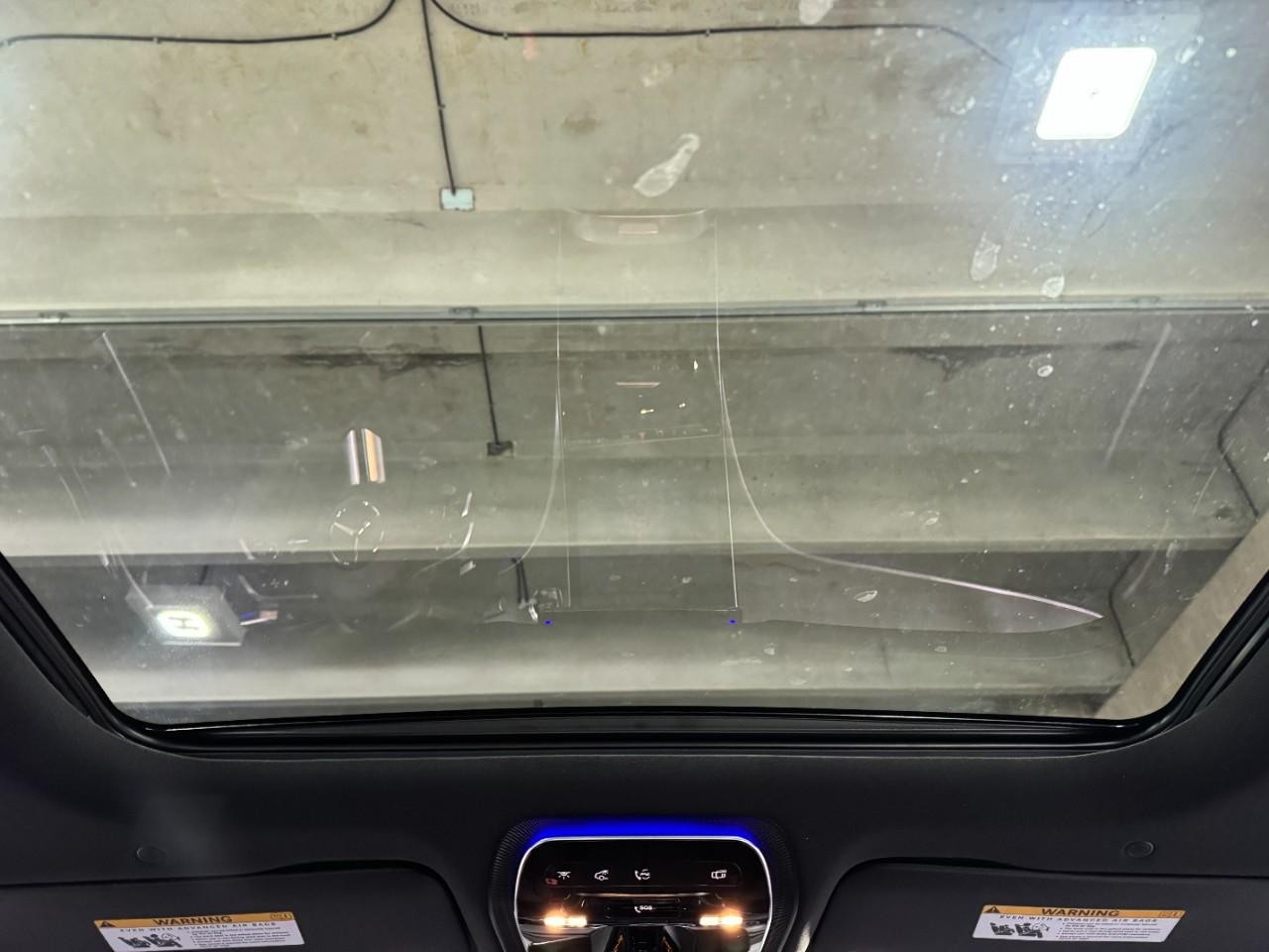 Mercedes-Benz C-Class Vehicle Full-screen Gallery Image 11