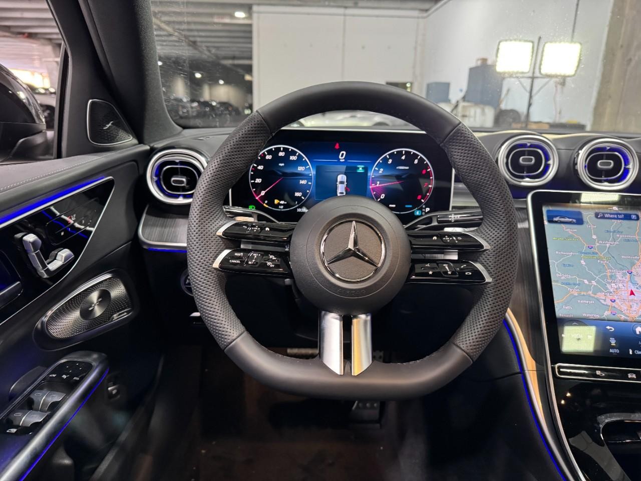 Mercedes-Benz C-Class Vehicle Full-screen Gallery Image 13