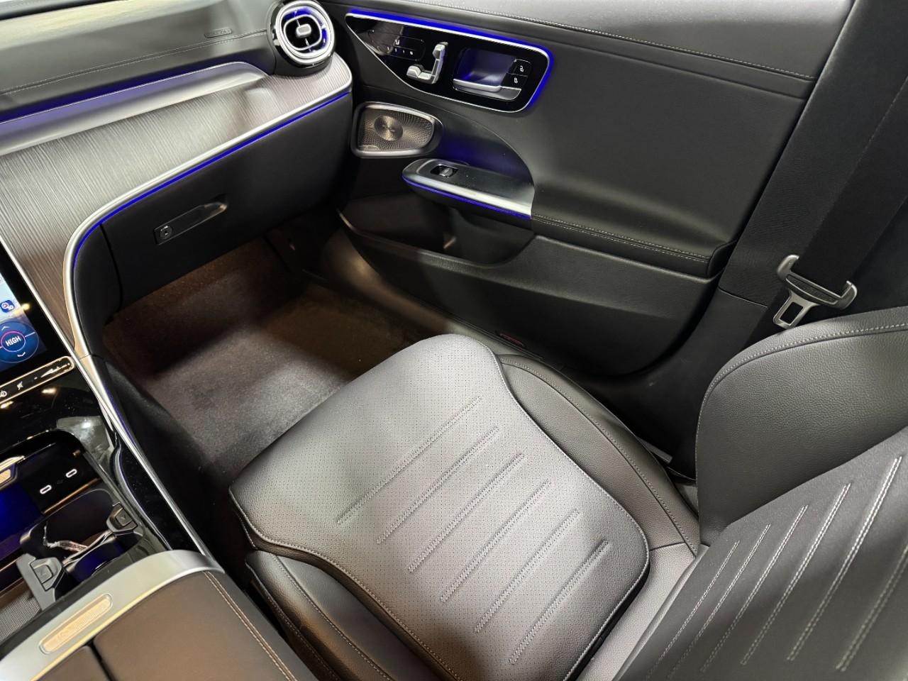 Mercedes-Benz C-Class Vehicle Full-screen Gallery Image 15