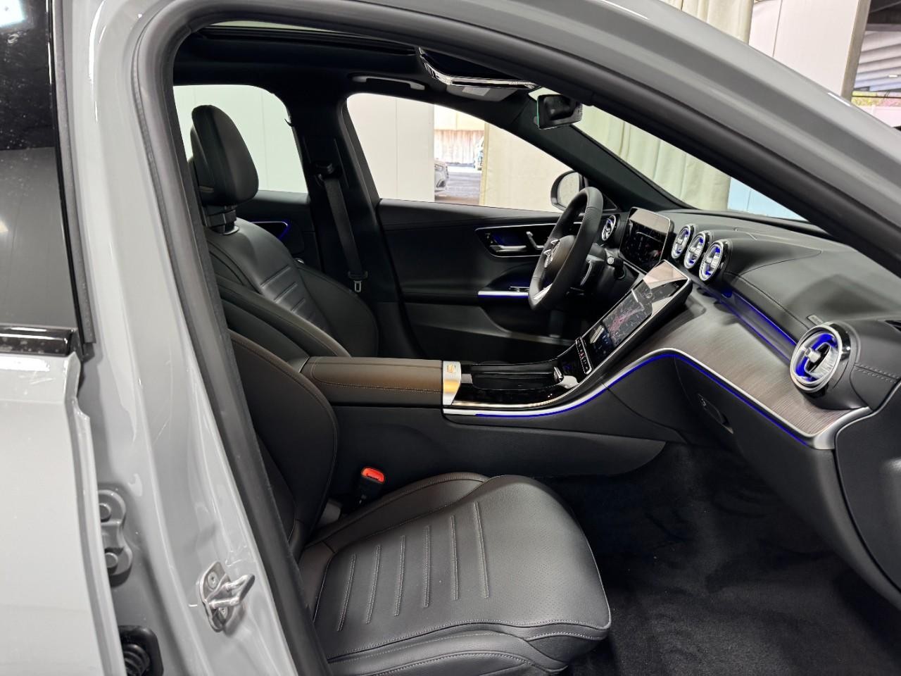 Mercedes-Benz C-Class Vehicle Full-screen Gallery Image 16