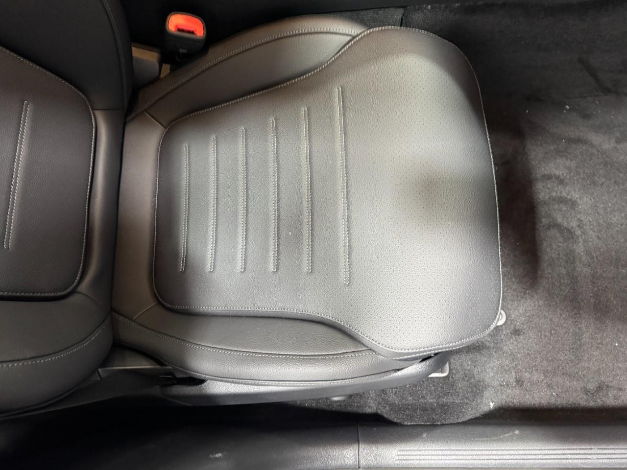 Mercedes-Benz C-Class Vehicle Full-screen Gallery Image 17