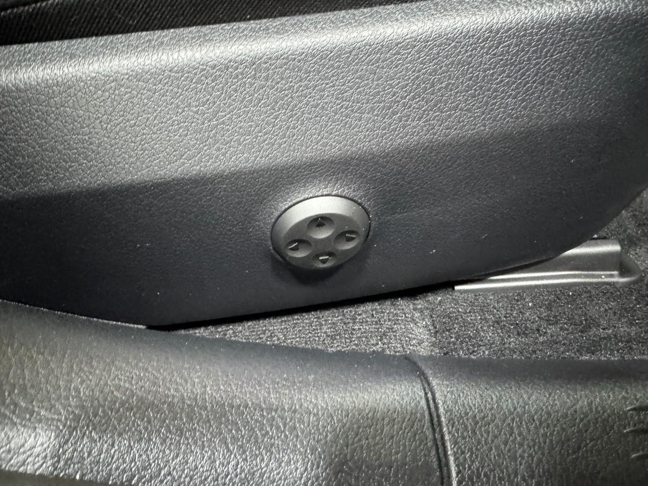 Mercedes-Benz C-Class Vehicle Full-screen Gallery Image 18