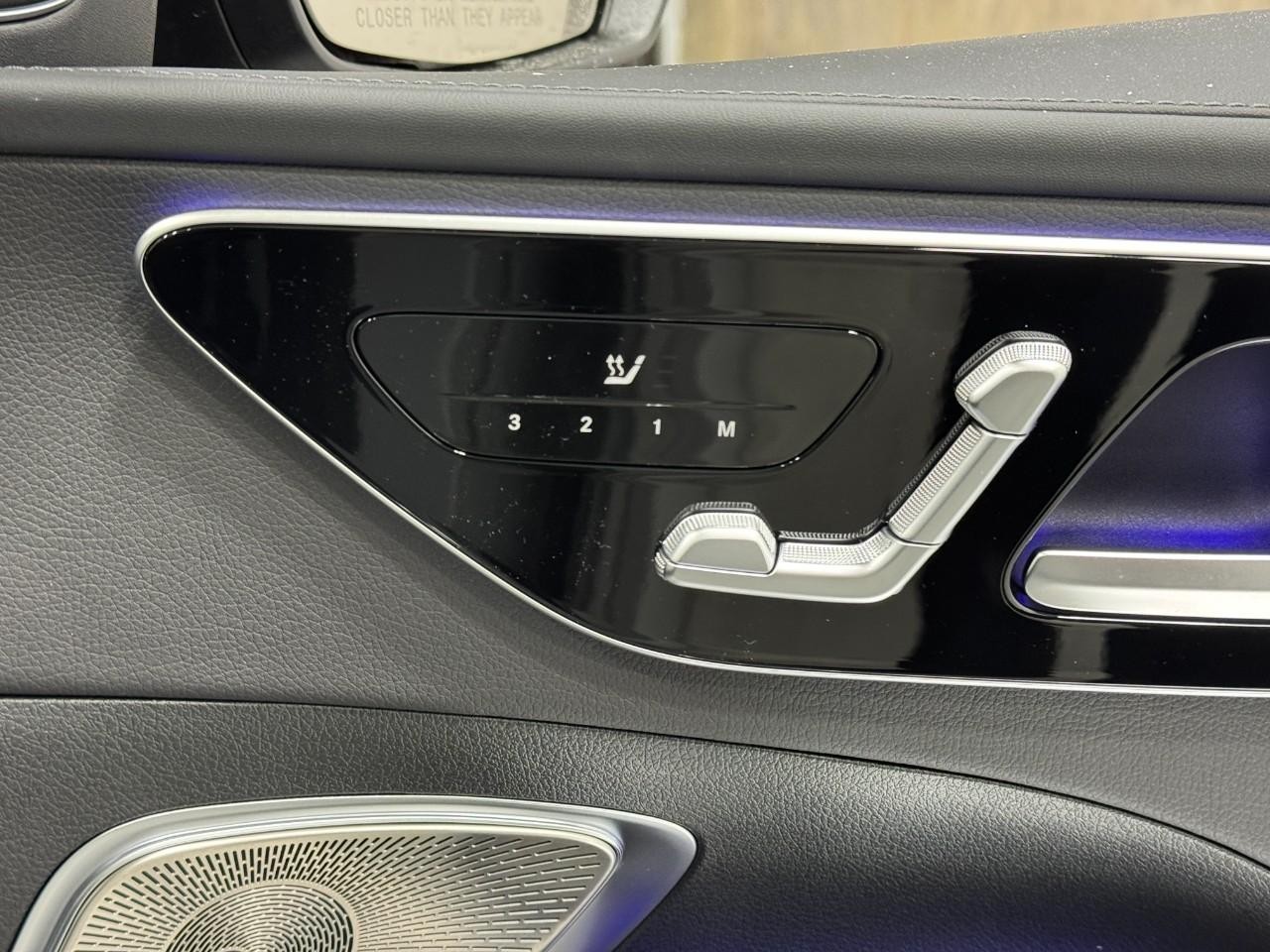 Mercedes-Benz C-Class Vehicle Full-screen Gallery Image 19