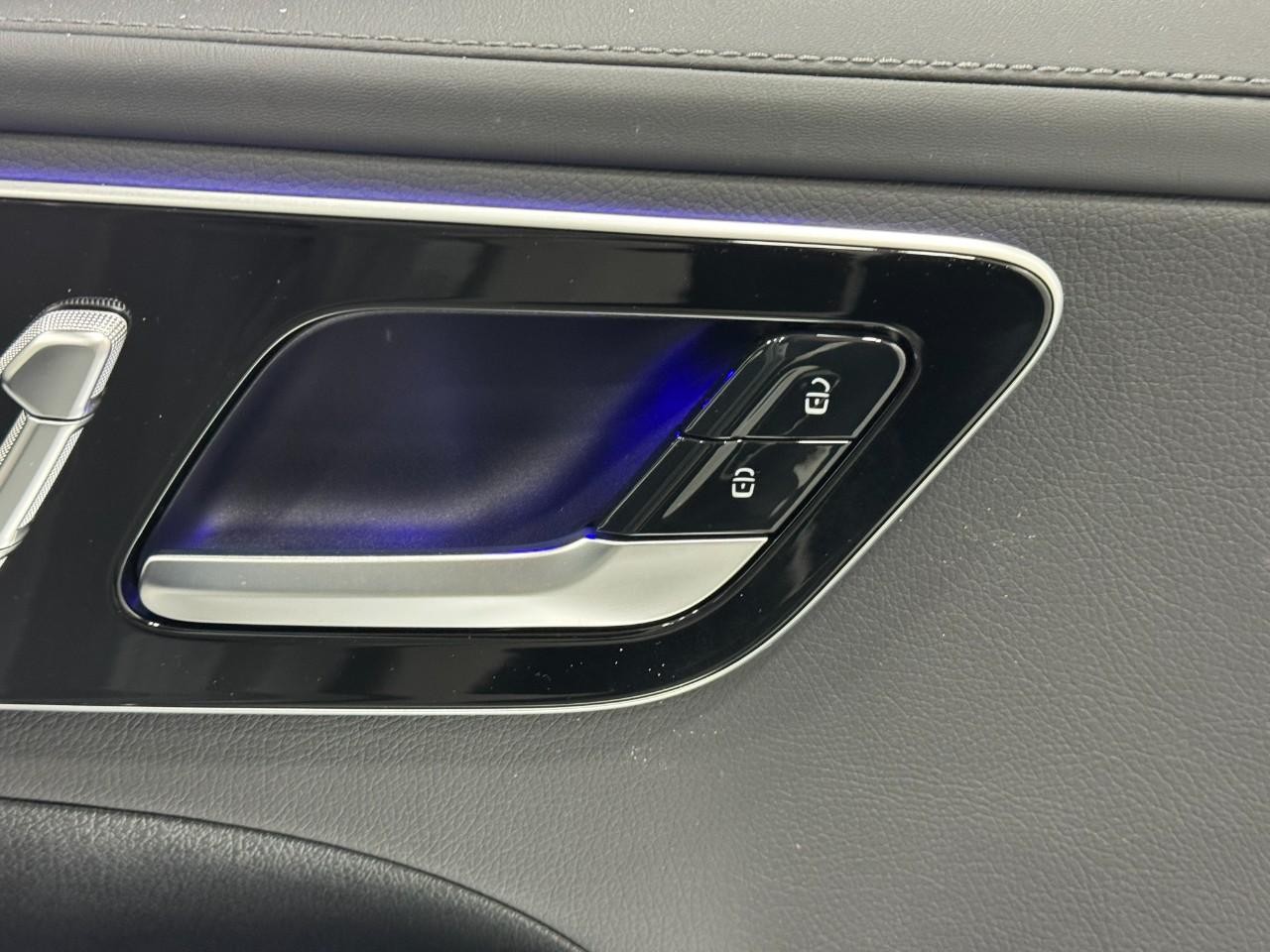 Mercedes-Benz C-Class Vehicle Full-screen Gallery Image 20