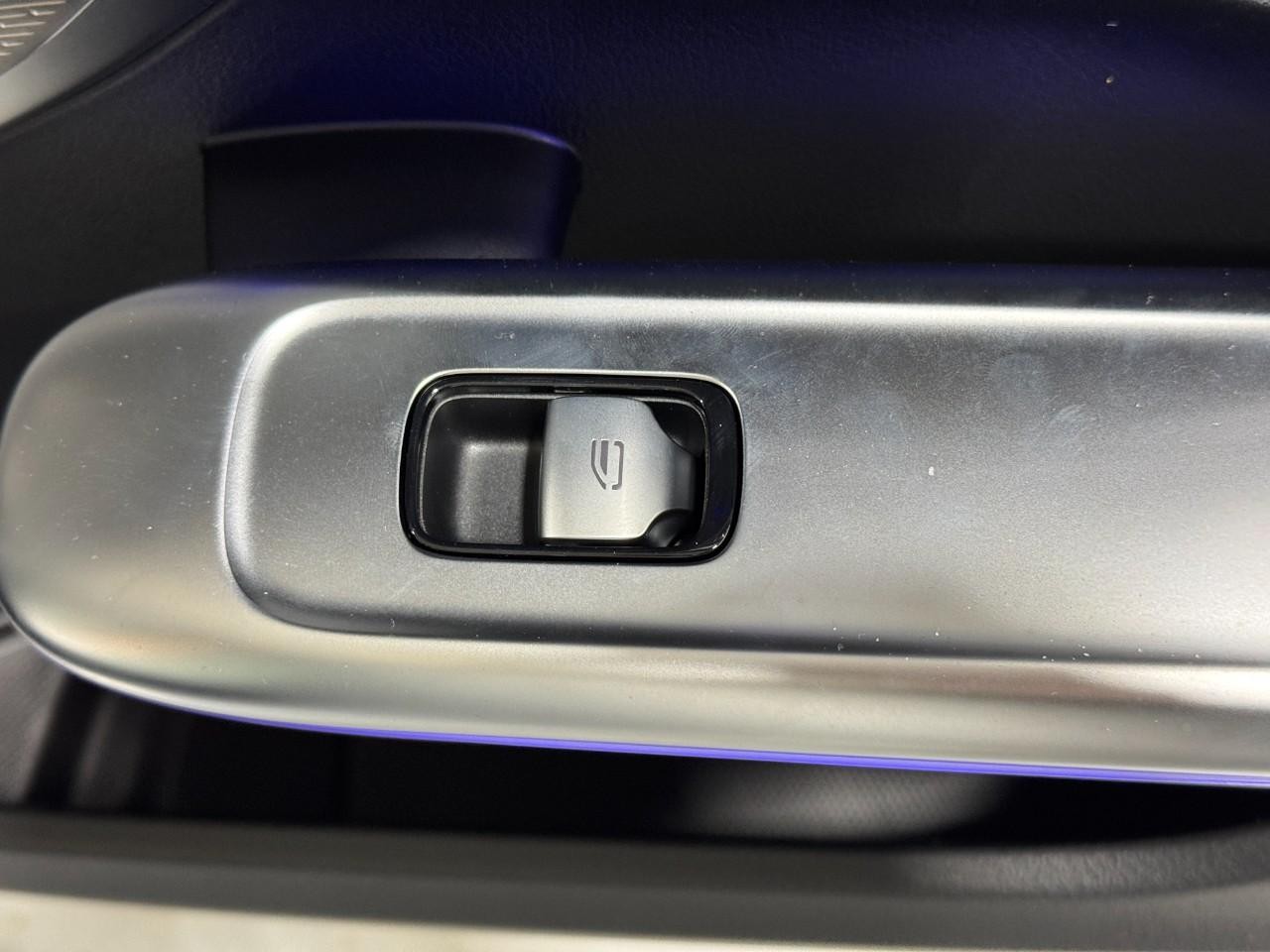 Mercedes-Benz C-Class Vehicle Full-screen Gallery Image 21