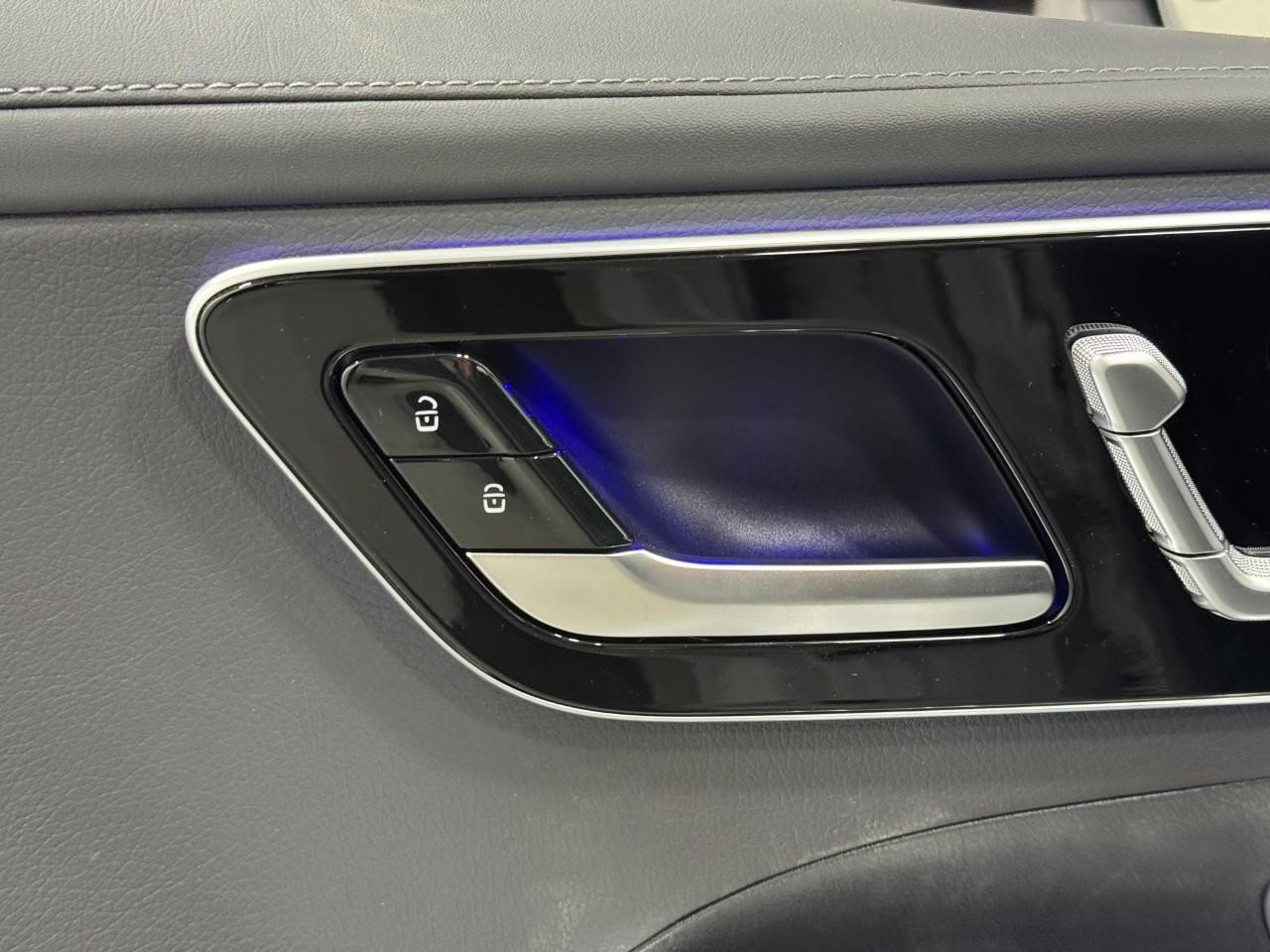 Mercedes-Benz C-Class Vehicle Full-screen Gallery Image 23