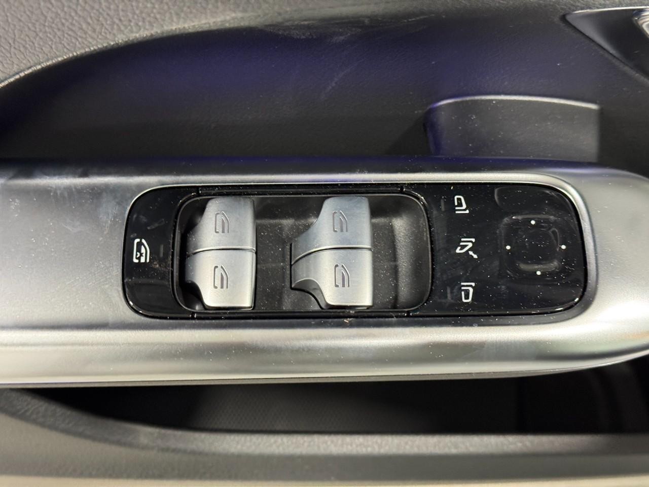 Mercedes-Benz C-Class Vehicle Full-screen Gallery Image 24