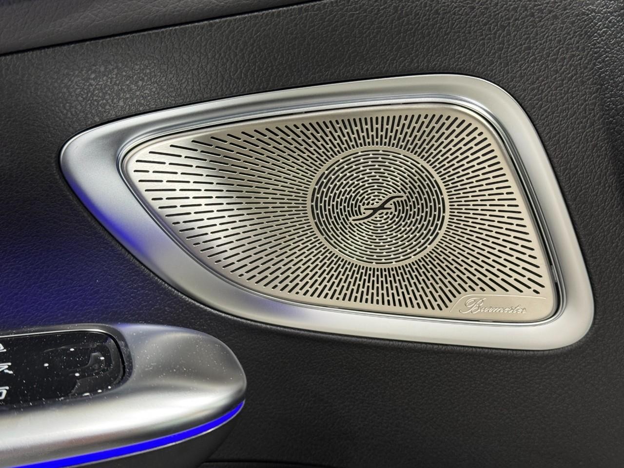 Mercedes-Benz C-Class Vehicle Full-screen Gallery Image 25