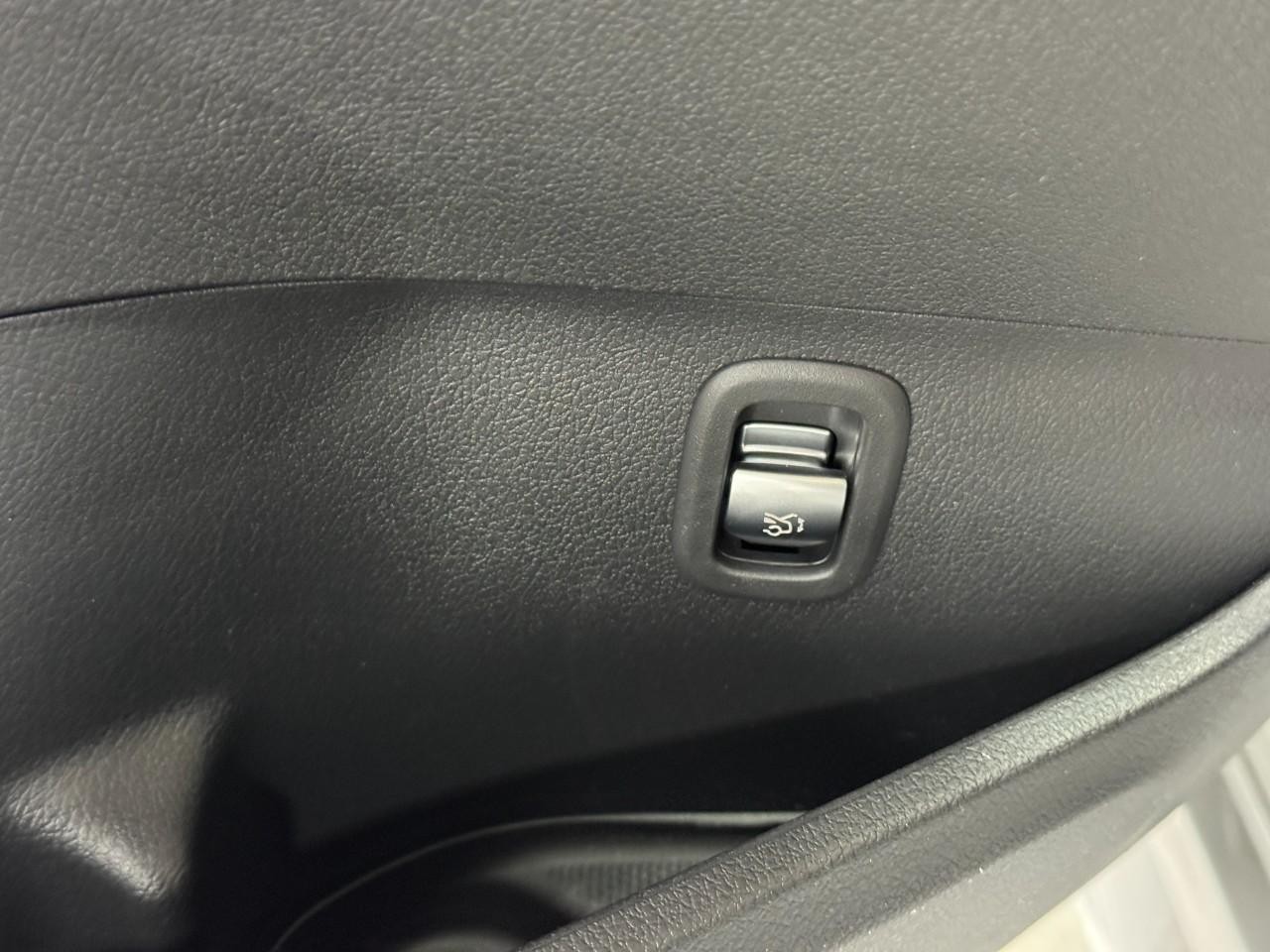 Mercedes-Benz C-Class Vehicle Full-screen Gallery Image 26