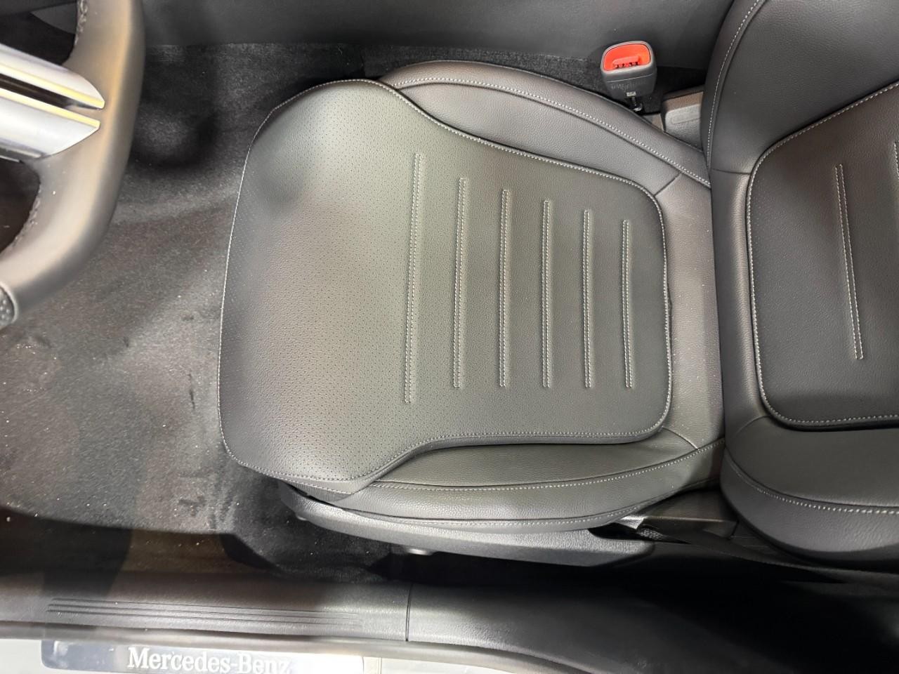 Mercedes-Benz C-Class Vehicle Full-screen Gallery Image 28