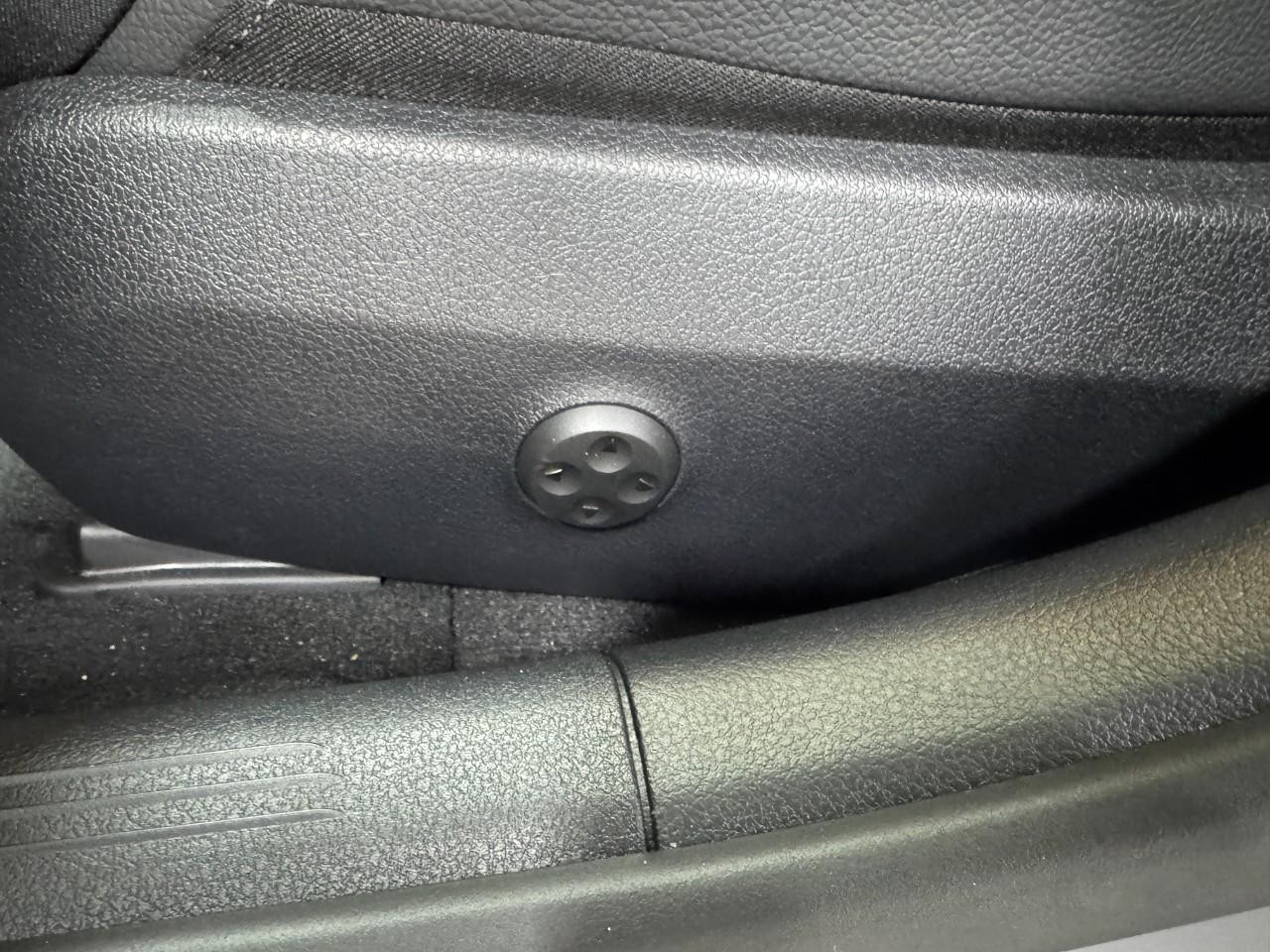 Mercedes-Benz C-Class Vehicle Full-screen Gallery Image 29