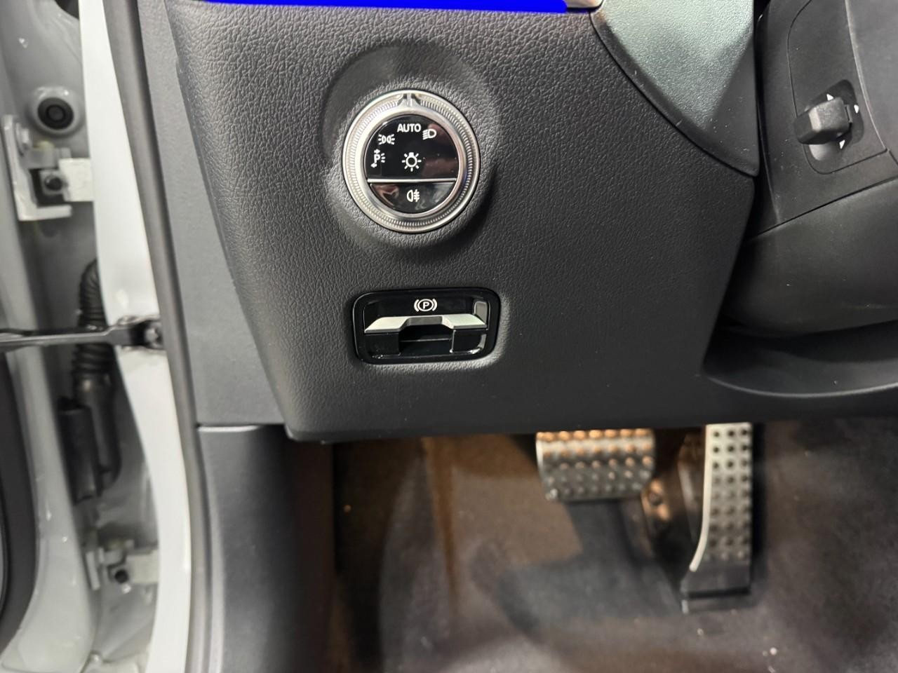 Mercedes-Benz C-Class Vehicle Full-screen Gallery Image 30