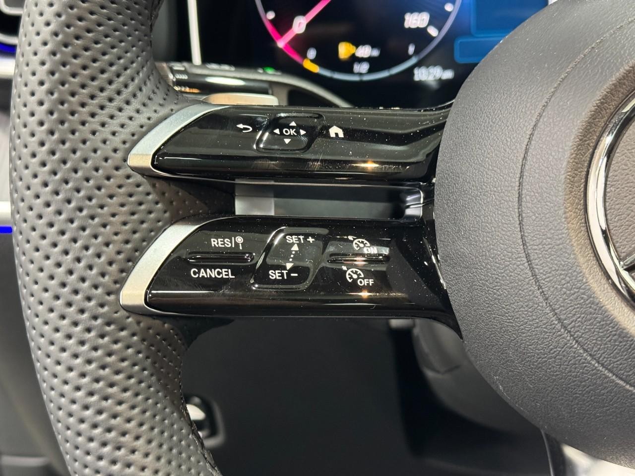 Mercedes-Benz C-Class Vehicle Full-screen Gallery Image 31