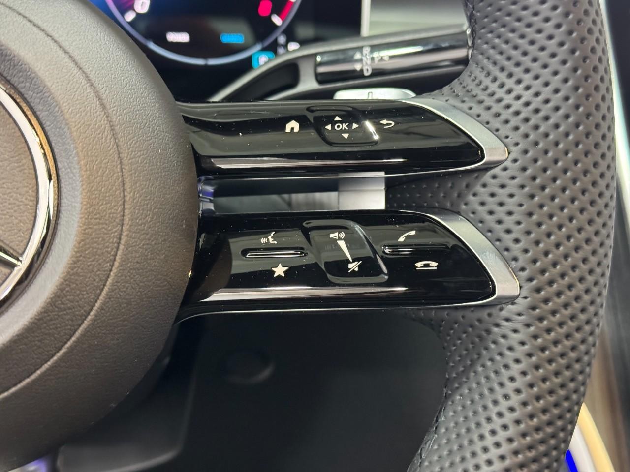 Mercedes-Benz C-Class Vehicle Full-screen Gallery Image 32