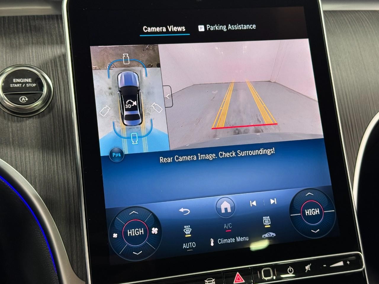 Mercedes-Benz C-Class Vehicle Full-screen Gallery Image 35