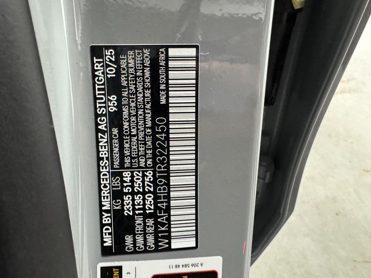 Mercedes-Benz C-Class Vehicle Full-screen Gallery Image 36