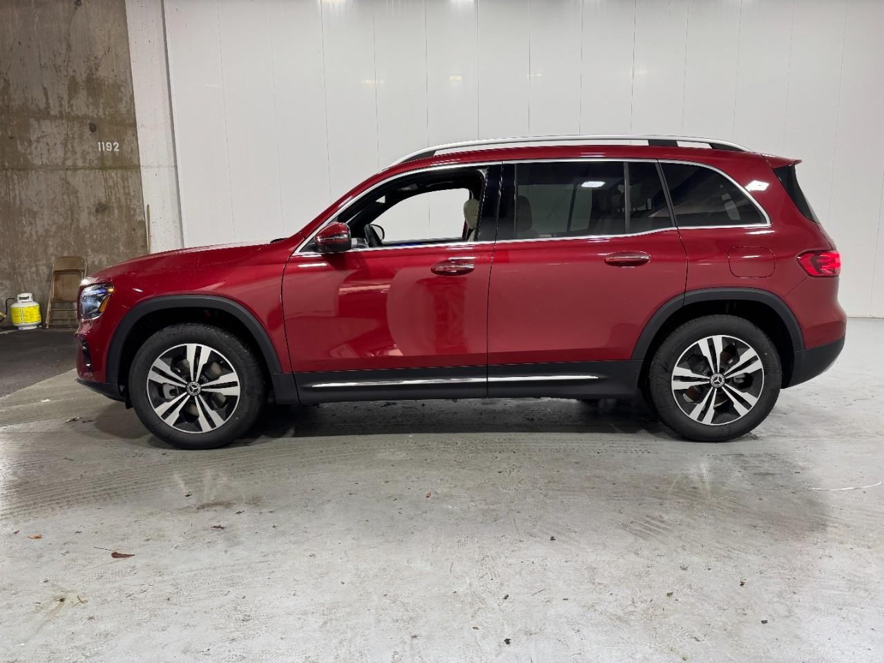 Mercedes-Benz GLB Vehicle Full-screen Gallery Image 2