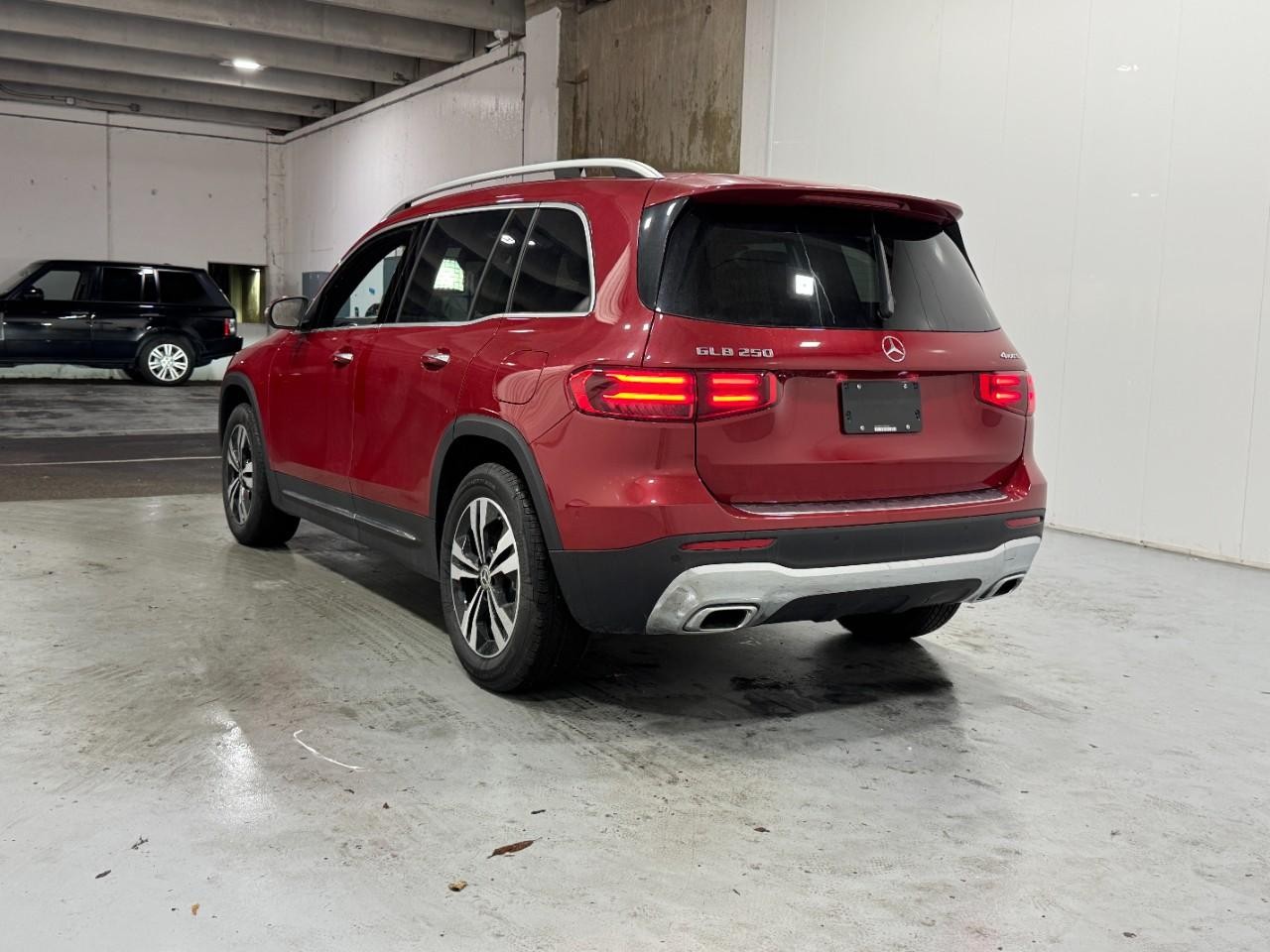 Mercedes-Benz GLB Vehicle Full-screen Gallery Image 3