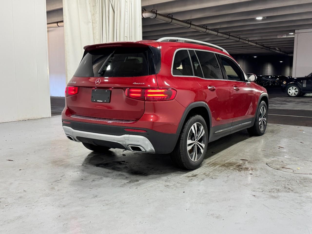 Mercedes-Benz GLB Vehicle Full-screen Gallery Image 4