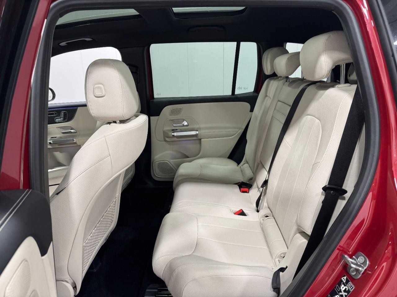 Mercedes-Benz GLB Vehicle Full-screen Gallery Image 8