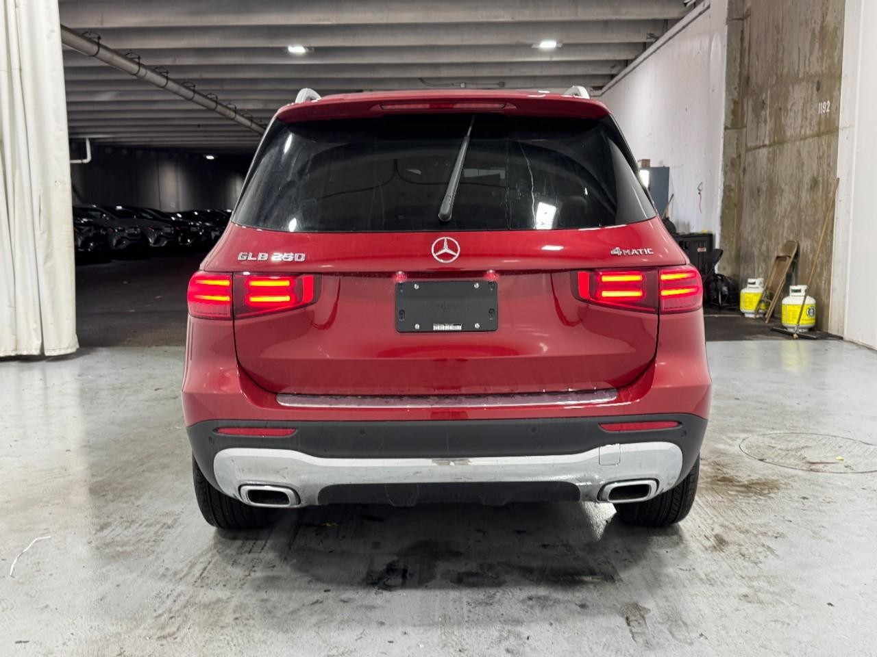 Mercedes-Benz GLB Vehicle Full-screen Gallery Image 9