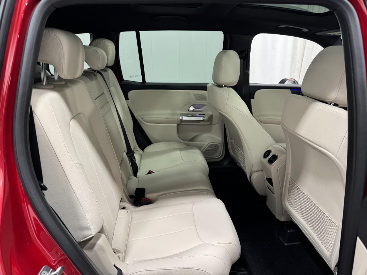 Mercedes-Benz GLB Vehicle Full-screen Gallery Image 10