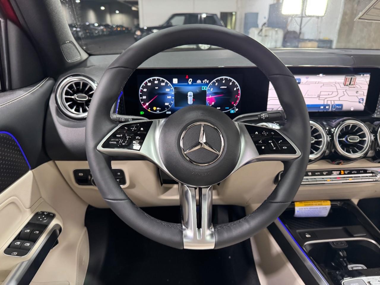 Mercedes-Benz GLB Vehicle Full-screen Gallery Image 13