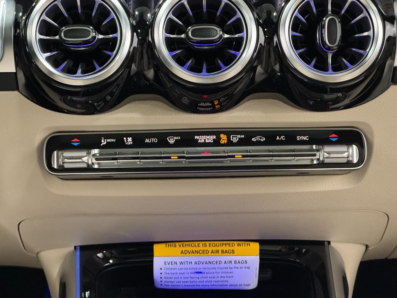 Mercedes-Benz GLB Vehicle Full-screen Gallery Image 15