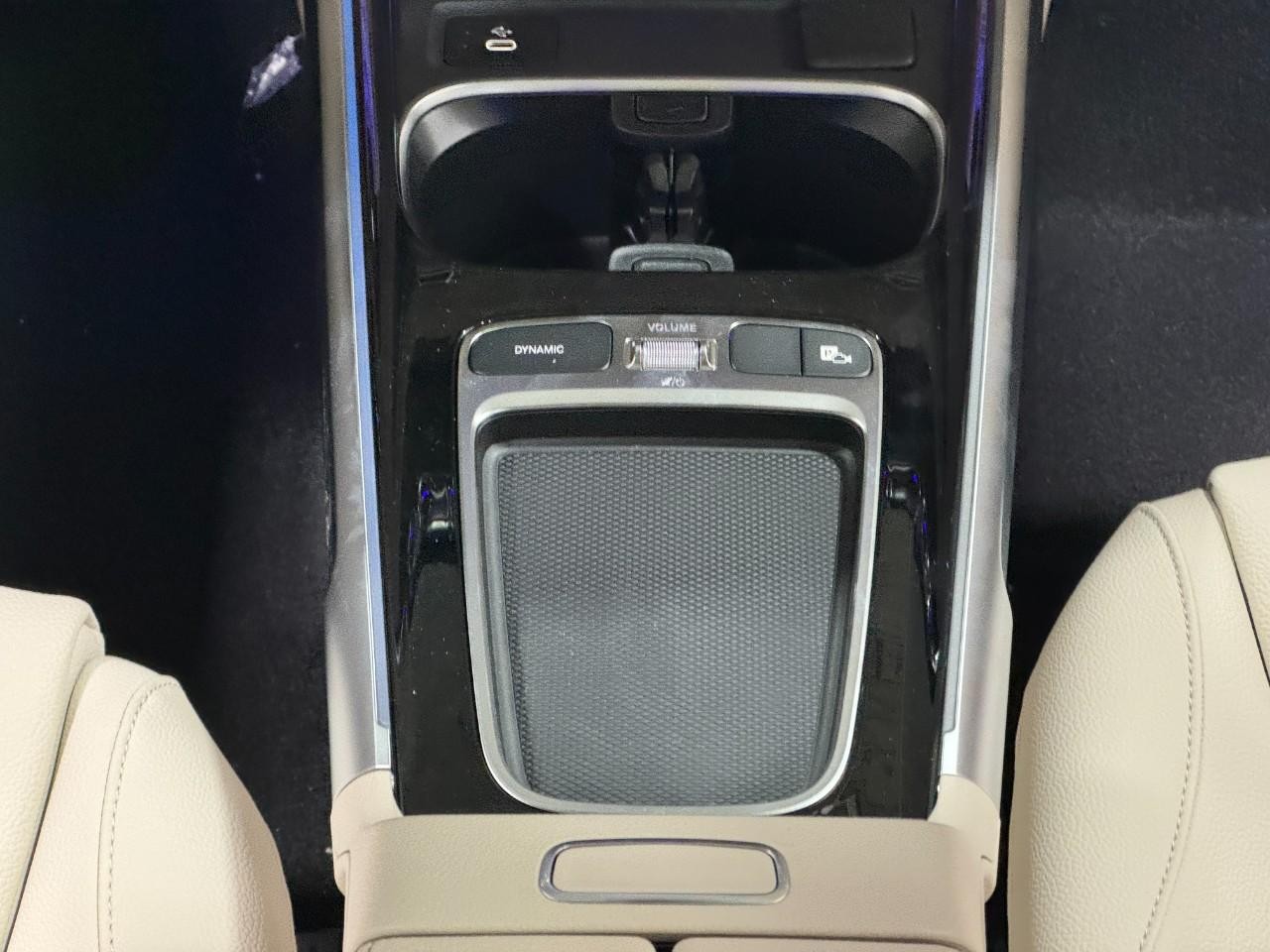 Mercedes-Benz GLB Vehicle Full-screen Gallery Image 16