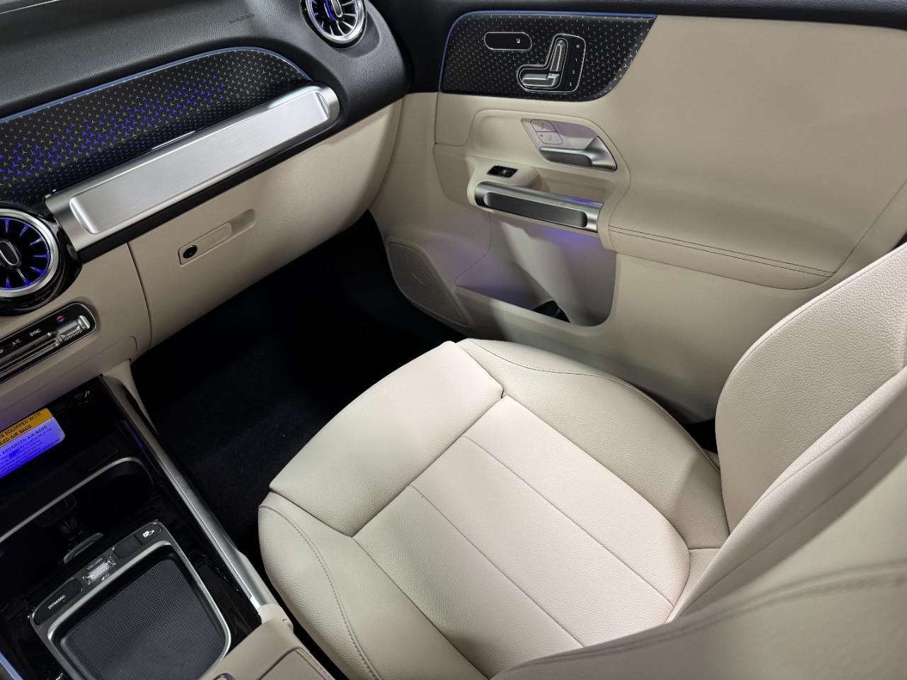 Mercedes-Benz GLB Vehicle Full-screen Gallery Image 17