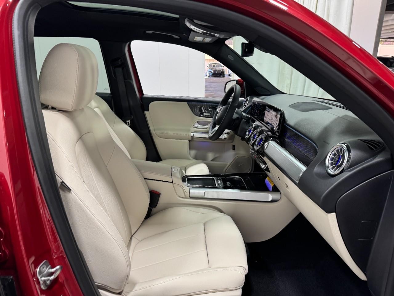 Mercedes-Benz GLB Vehicle Full-screen Gallery Image 18