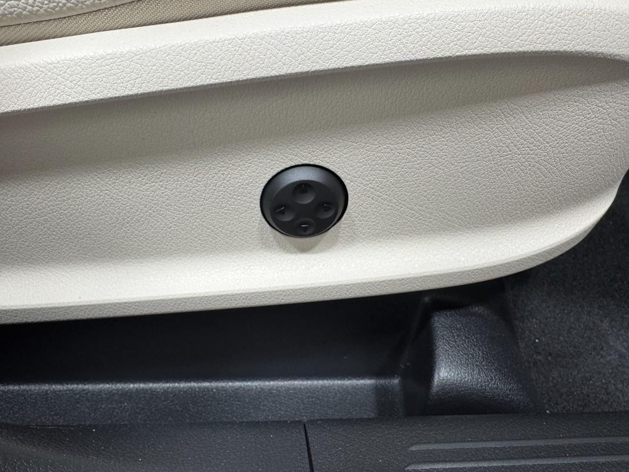 Mercedes-Benz GLB Vehicle Full-screen Gallery Image 20