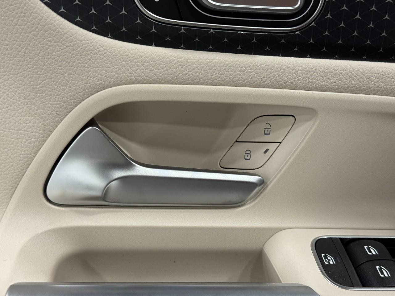 Mercedes-Benz GLB Vehicle Full-screen Gallery Image 25