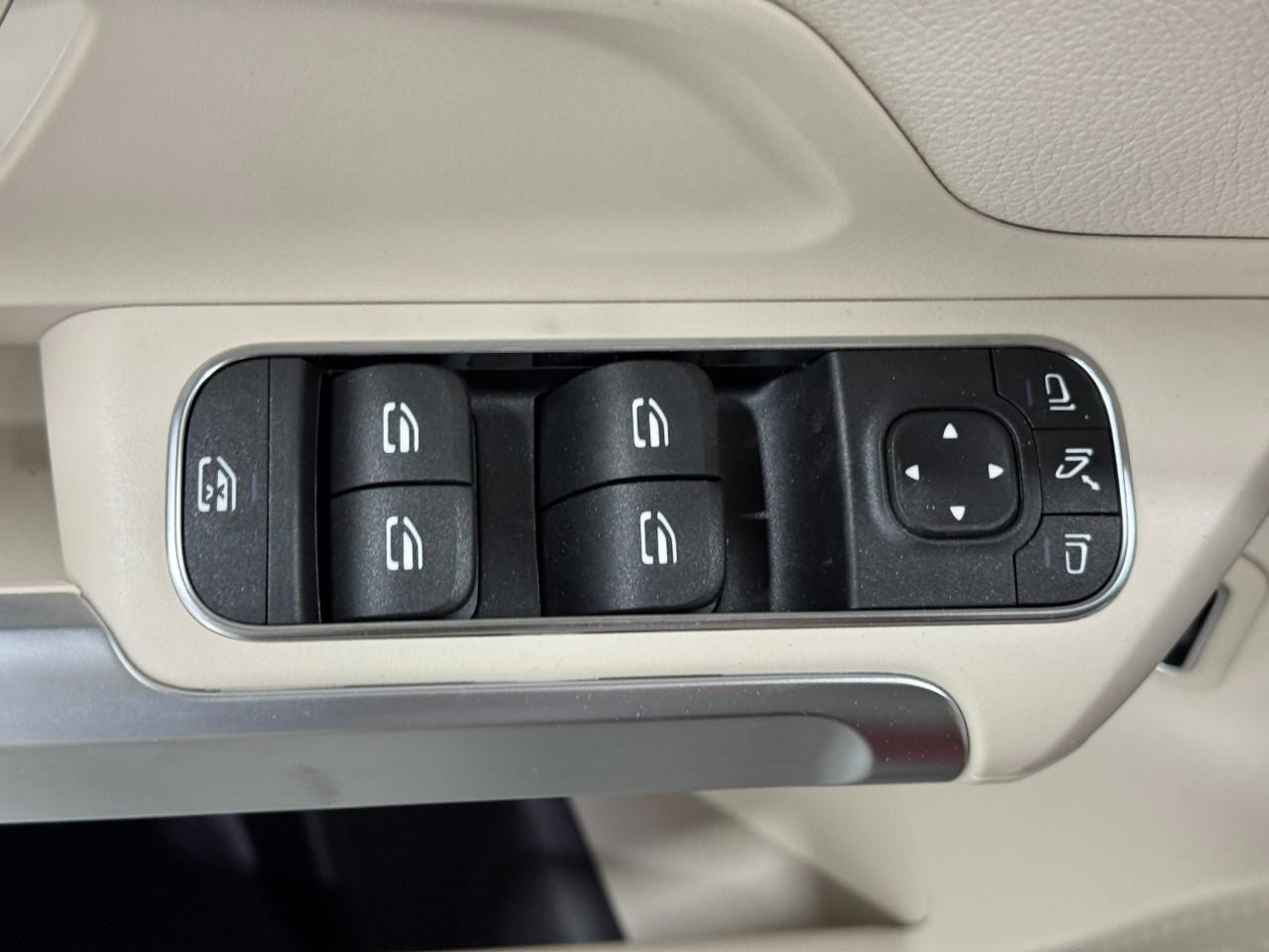 Mercedes-Benz GLB Vehicle Full-screen Gallery Image 26