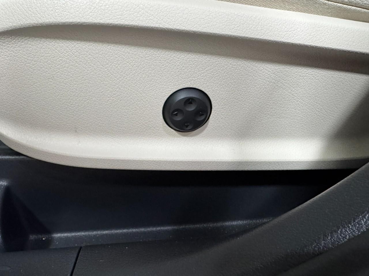 Mercedes-Benz GLB Vehicle Full-screen Gallery Image 30