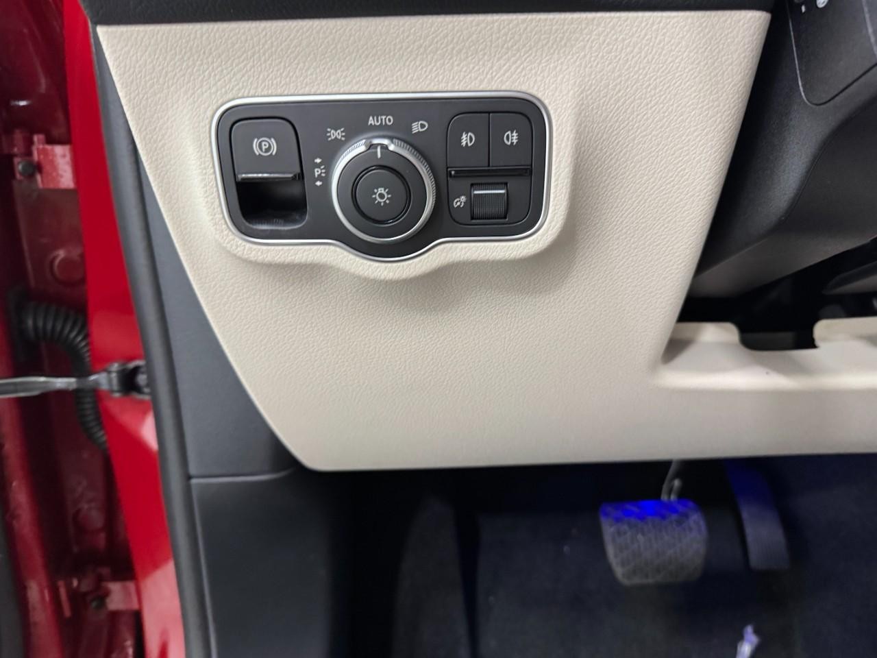 Mercedes-Benz GLB Vehicle Full-screen Gallery Image 31