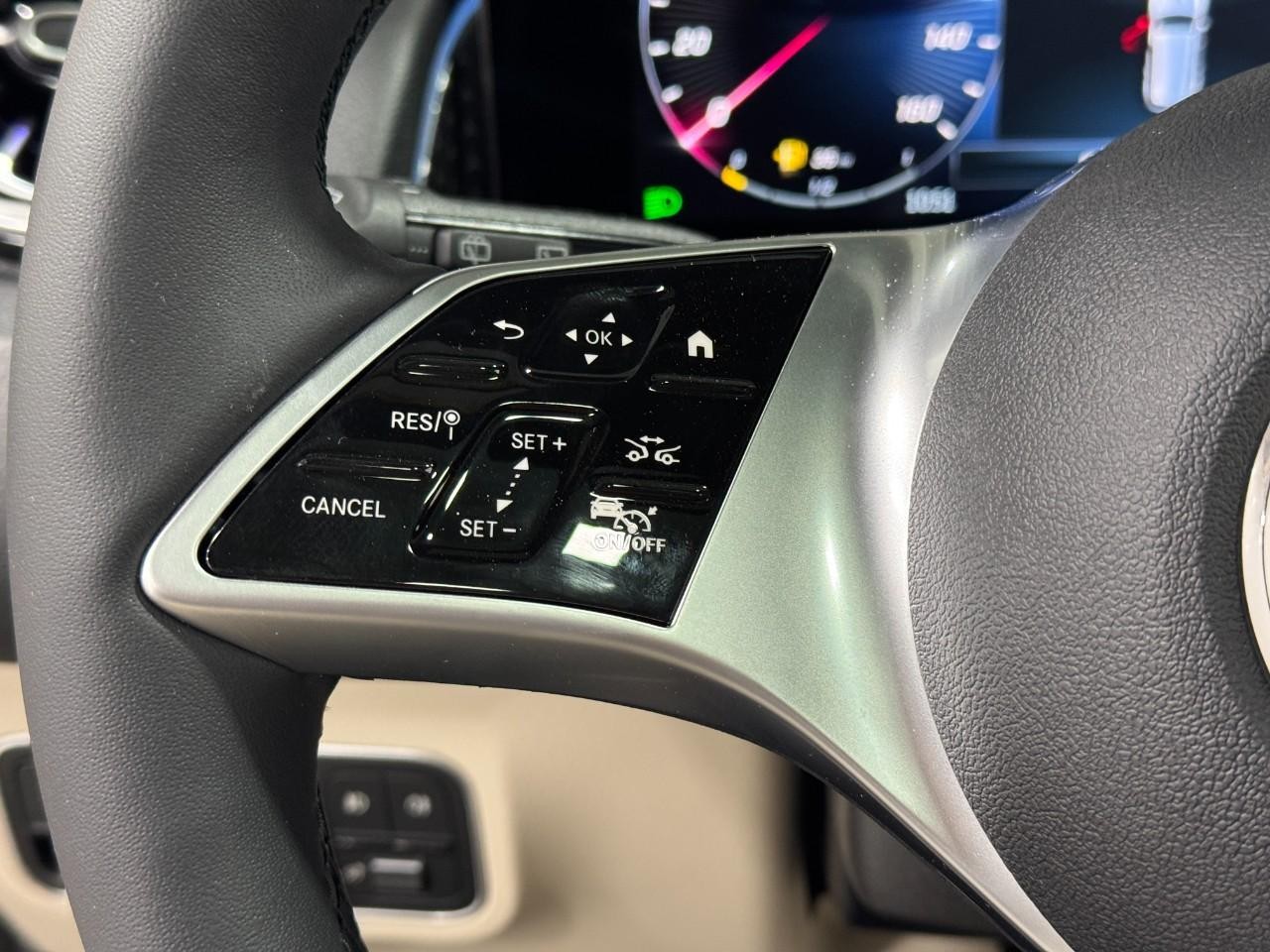 Mercedes-Benz GLB Vehicle Full-screen Gallery Image 32