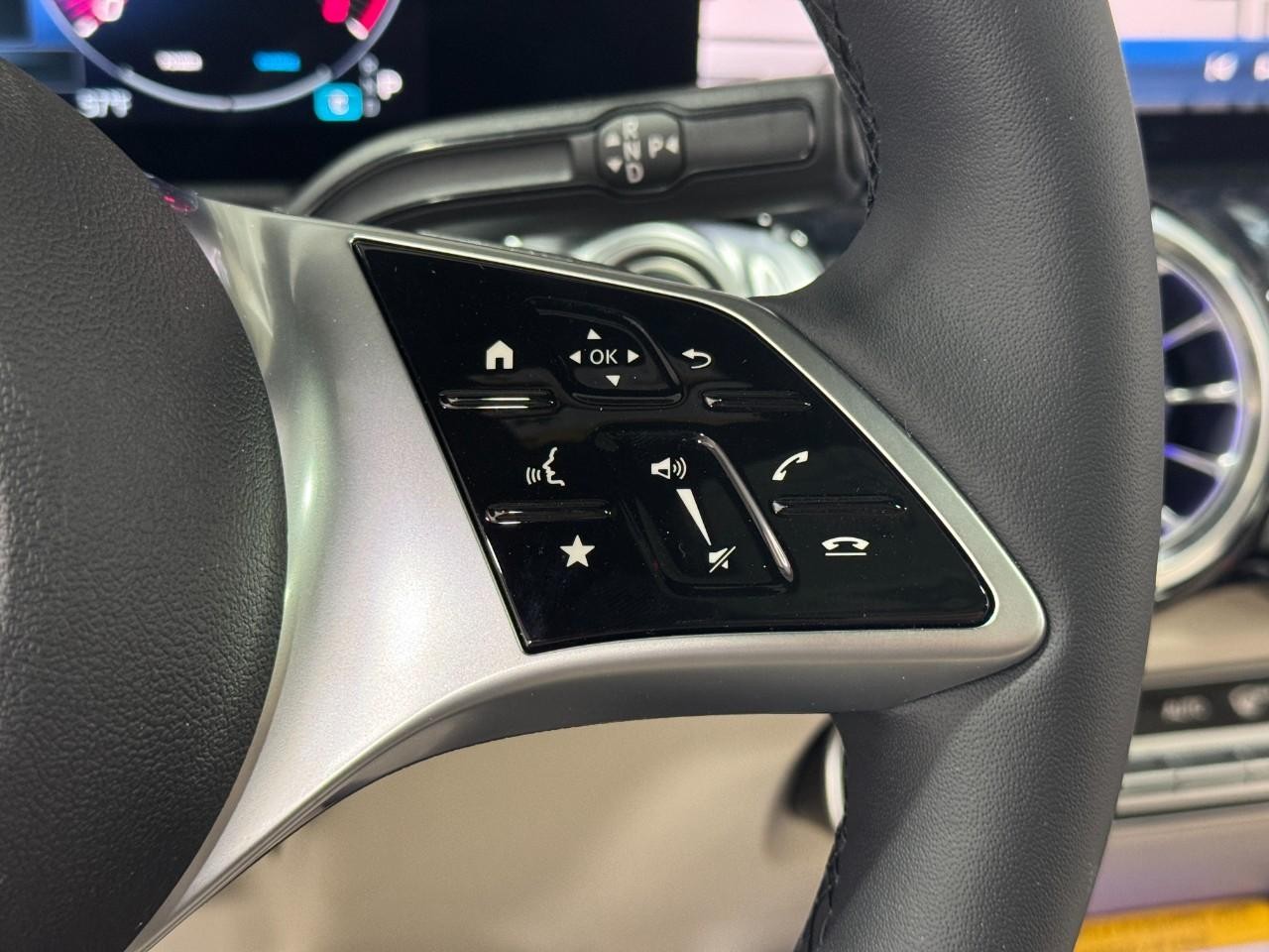 Mercedes-Benz GLB Vehicle Full-screen Gallery Image 33